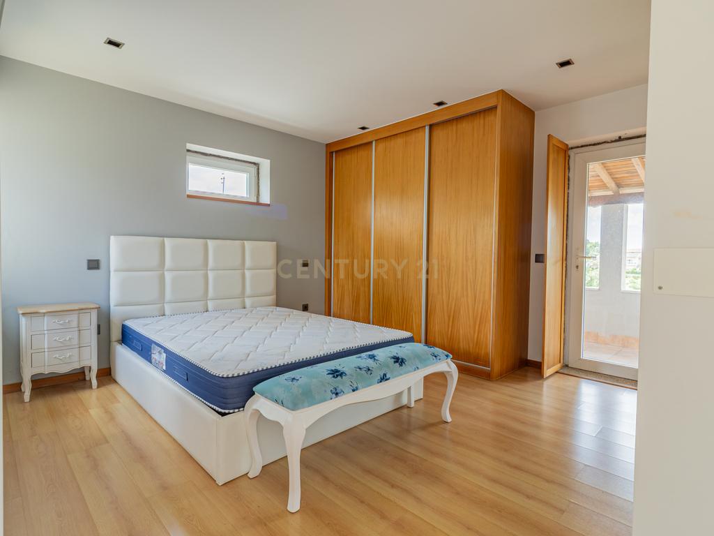 T5 com 3 Suites e Terreno com Rio | Natureza, Espaço e Conforto - Image 20