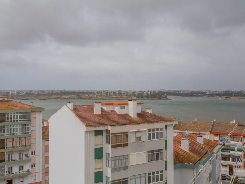 Apartamento T4 convertido em T3 - Centro do Barreiro - Image 31
