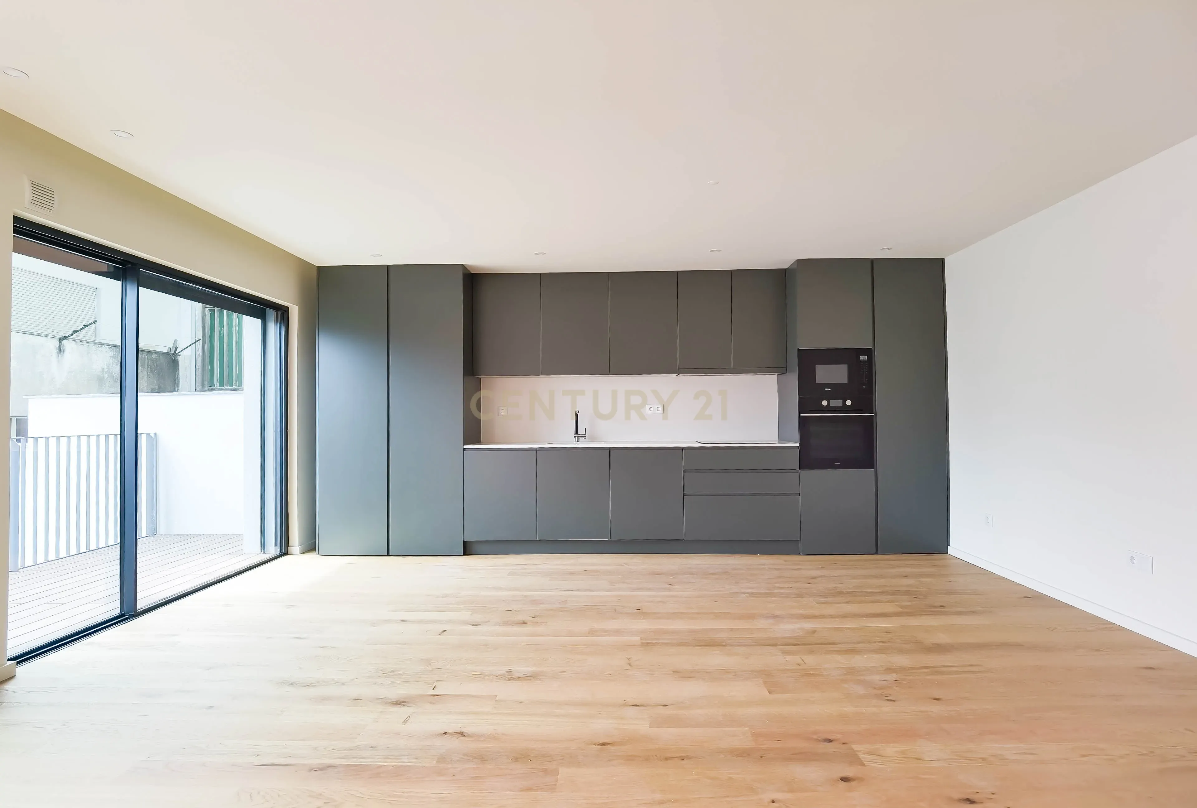 Apartamento T2+1 Duplex com Garagem, Arrumos e Amplas Varandas – Rua Aires Ornelas, Porto - Image 4