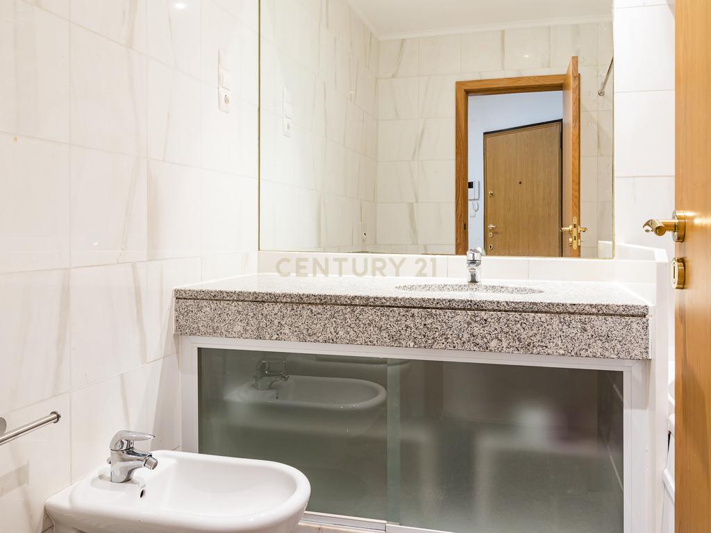 Apartamento T1 com segurança privada, piscina, garagem e arrecadação no condomínio Villa Restelo, Belém. Para Arrendar! - Image 14
