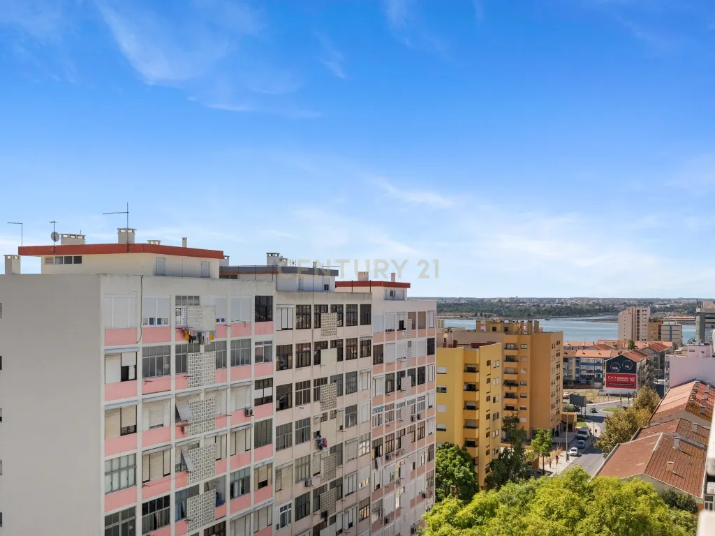 Apartamento Duplex de 7 assoalhadas no Barreiro - Image 29