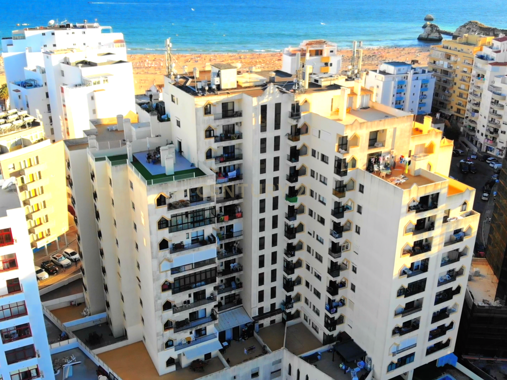 T1 com terraço privado a 350 metros do areal da praia da Rocha - Image 1