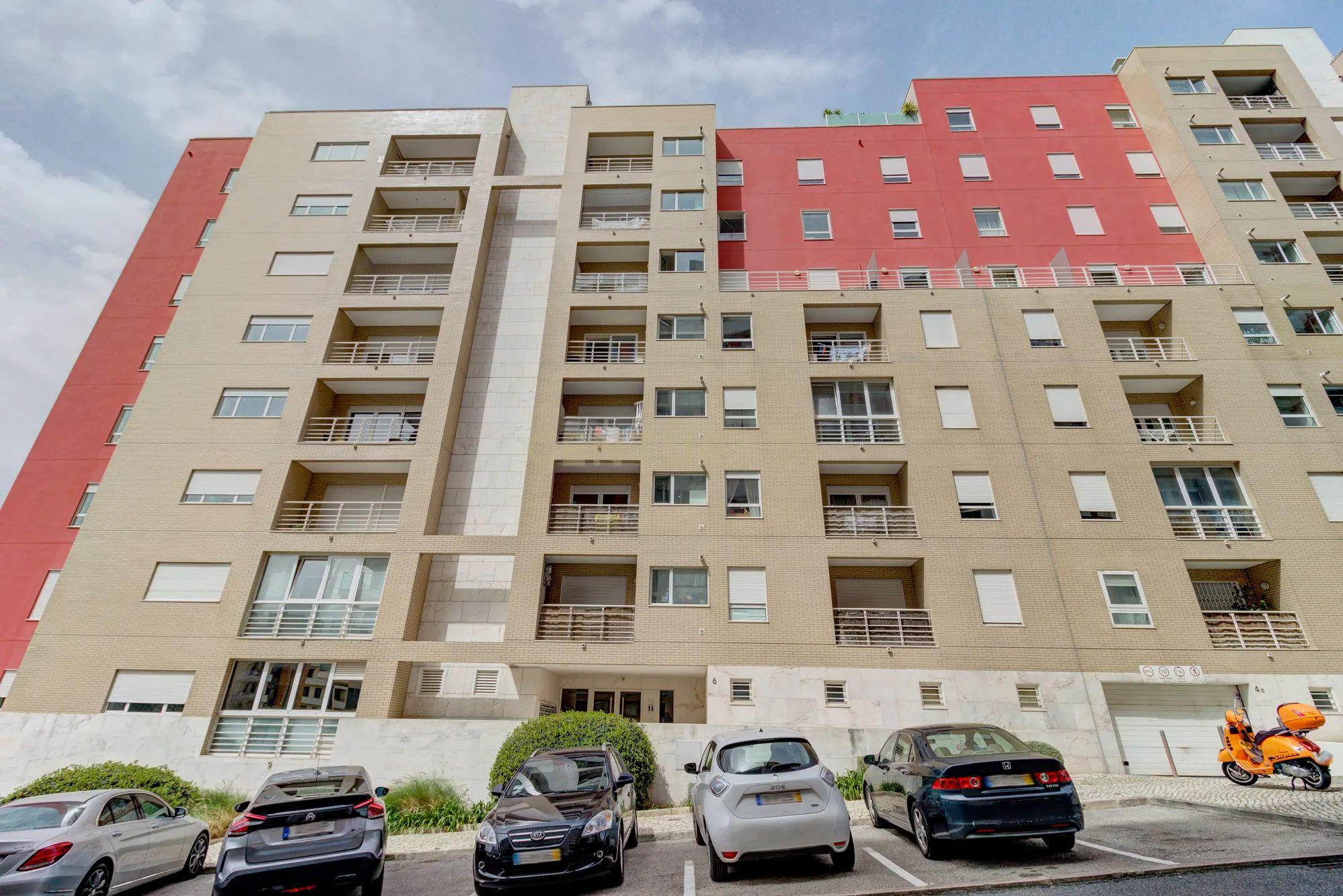 Apartamento T4, com 188m2, cozinha equipada e 2 lugares de garagem - Image 31