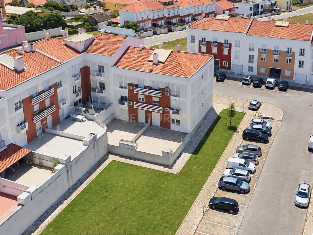 Loja com amplo terraço | Casal Novo – Caneças - Image 1