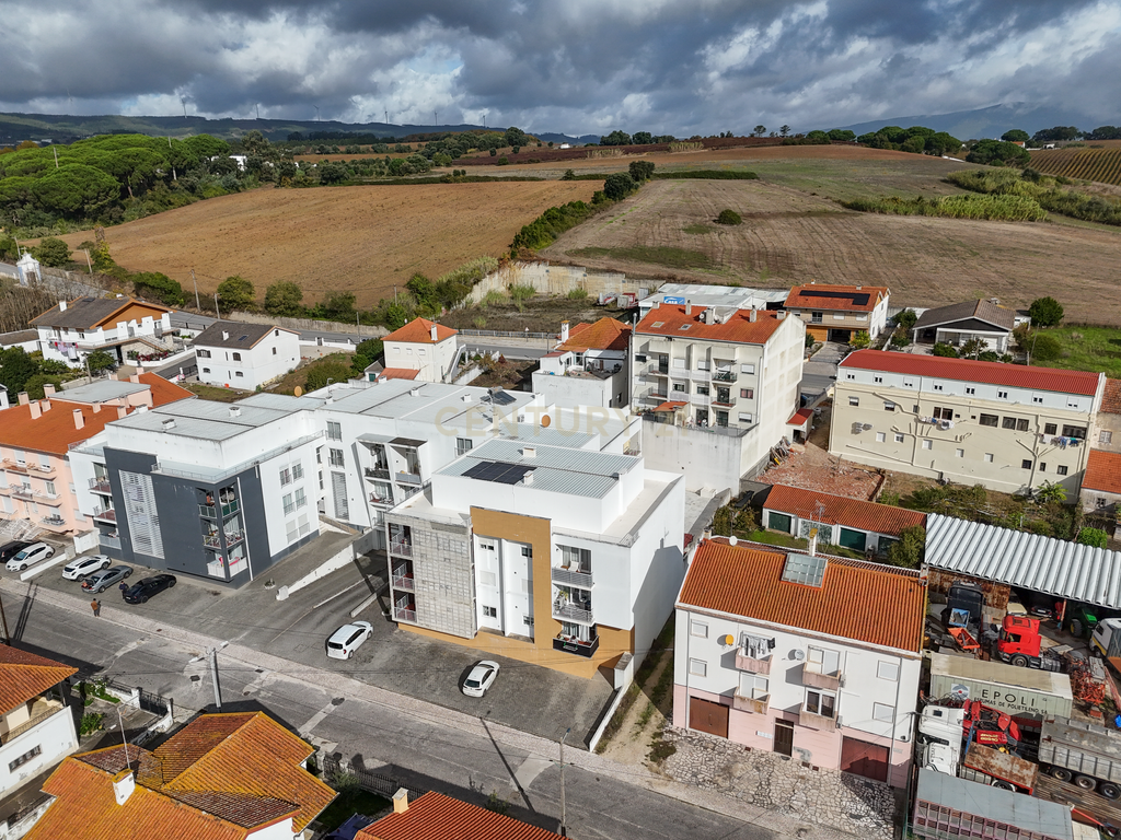 Apartamento T3 com terraço e churrasqueira – Merceana, Alenquer - Image 3