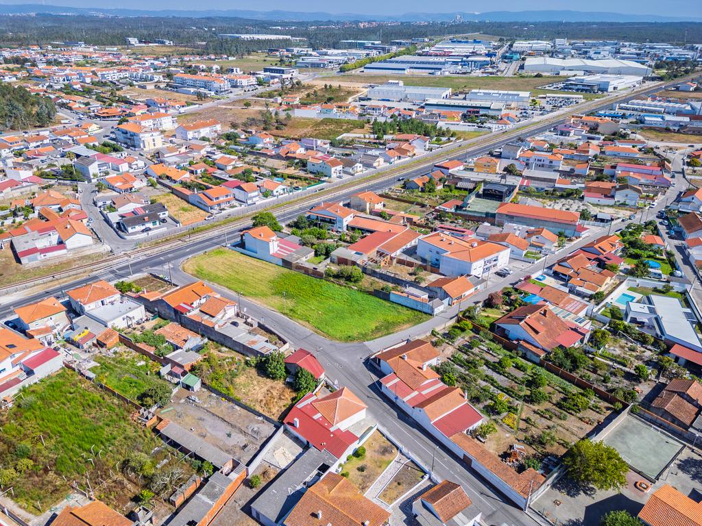 Terreno com 2.117 m² e elevado potencial construtivo. Antigo projeto aprovado para prédio de apartamentos e índice de construção 1. Uma excelente oportunidade para promotores imobiliários. - Image 3