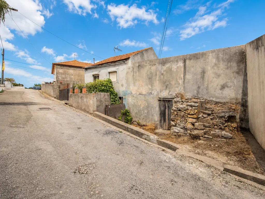 Moradia para recuperar com 250 m² em Vila Verde – Figueira da Foz - Image 1