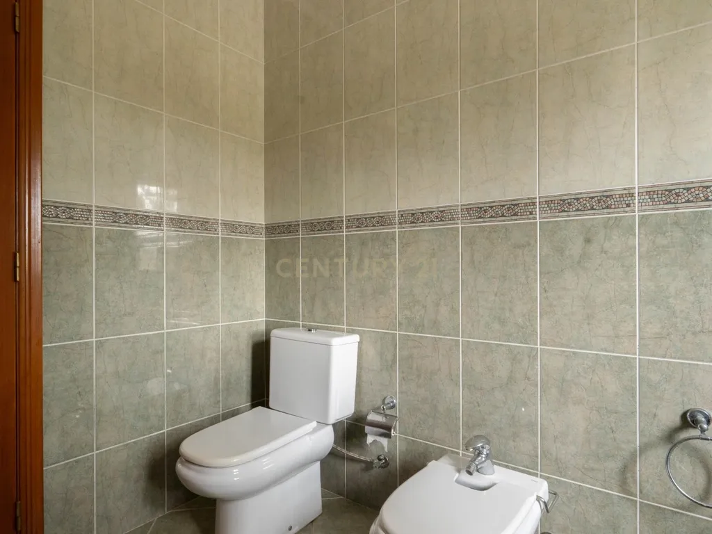 Moradia T5 - C/ terreno - Excelente estado - Image 42