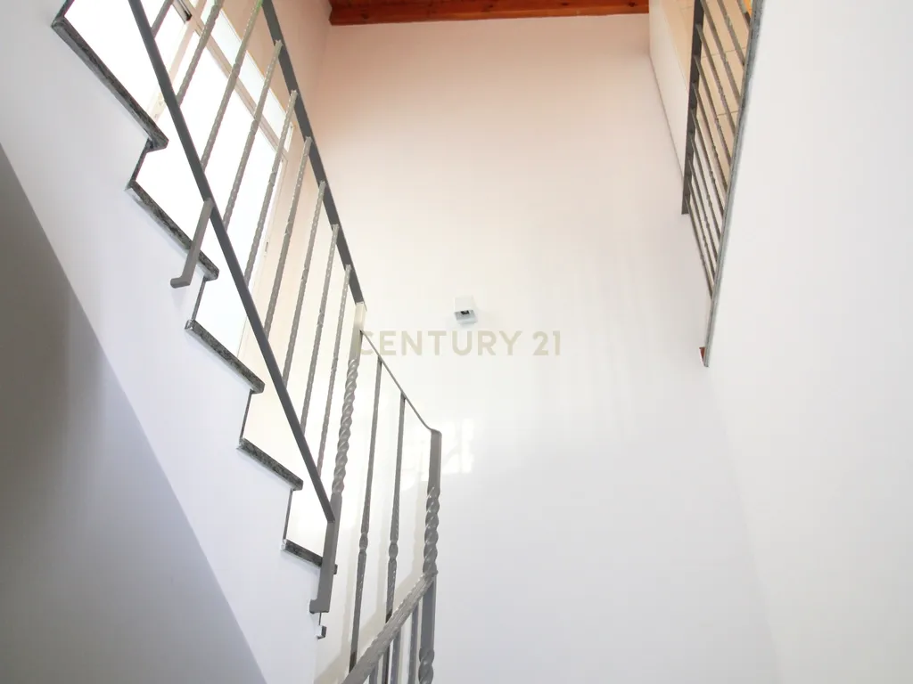 Luz, amplitude e privacidade a poucos minutos do mar — uma casa que faz a diferença - Image 22