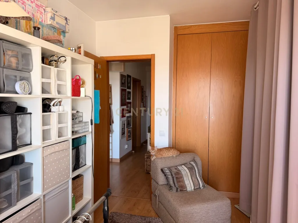 Apartamento T2 com Vista Fantástica sobre o Rio Tejo, Estacionamento e Arrecadação – Caparica, Almada - Image 15