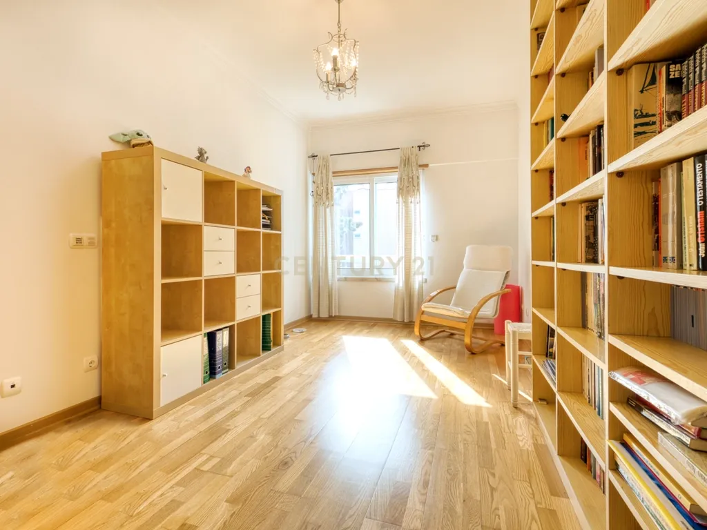 T3 espaçoso e luminoso no coração de Prior Velho - Image 11