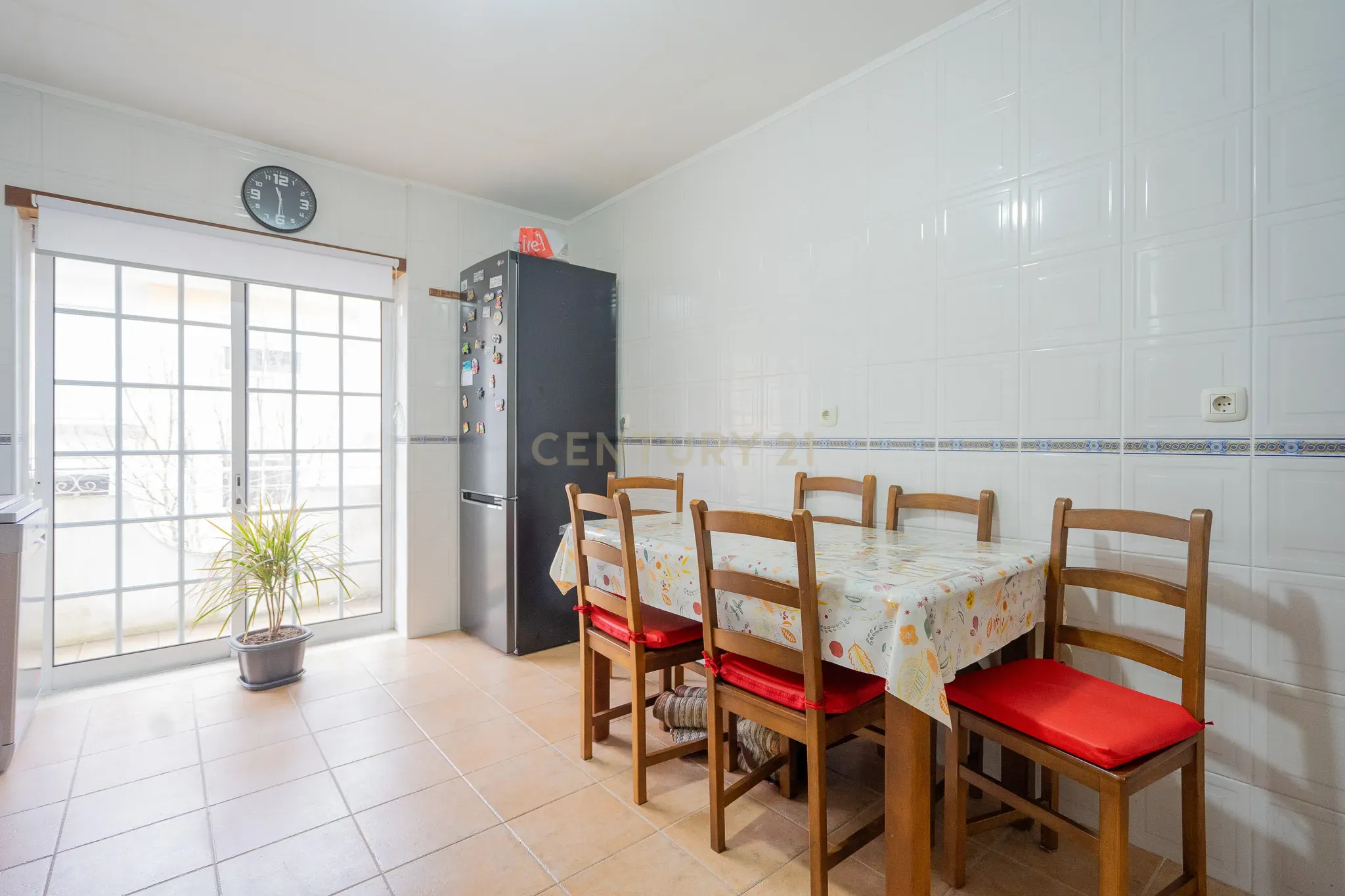 Ótimo Apartamento T3 com boas áreas, lugar de estacionamento, varandas, lareira fechada, cozinha semi equipada. - Image 11