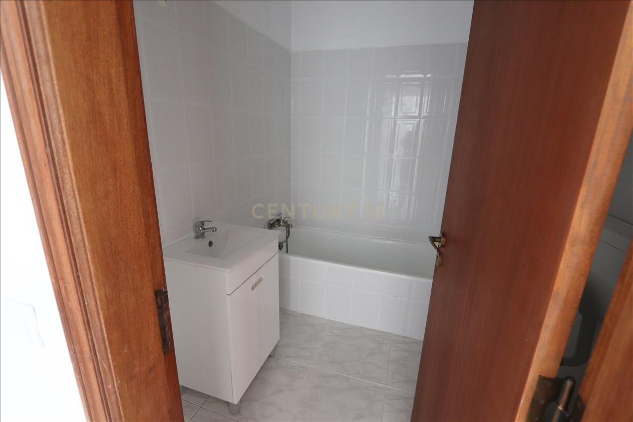 Apartamento T2 com Varanda, na Quinta do Conde - Image 21
