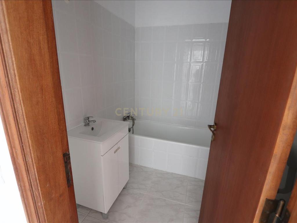Apartamento T2 com Varanda, na Quinta do Conde - Image 21
