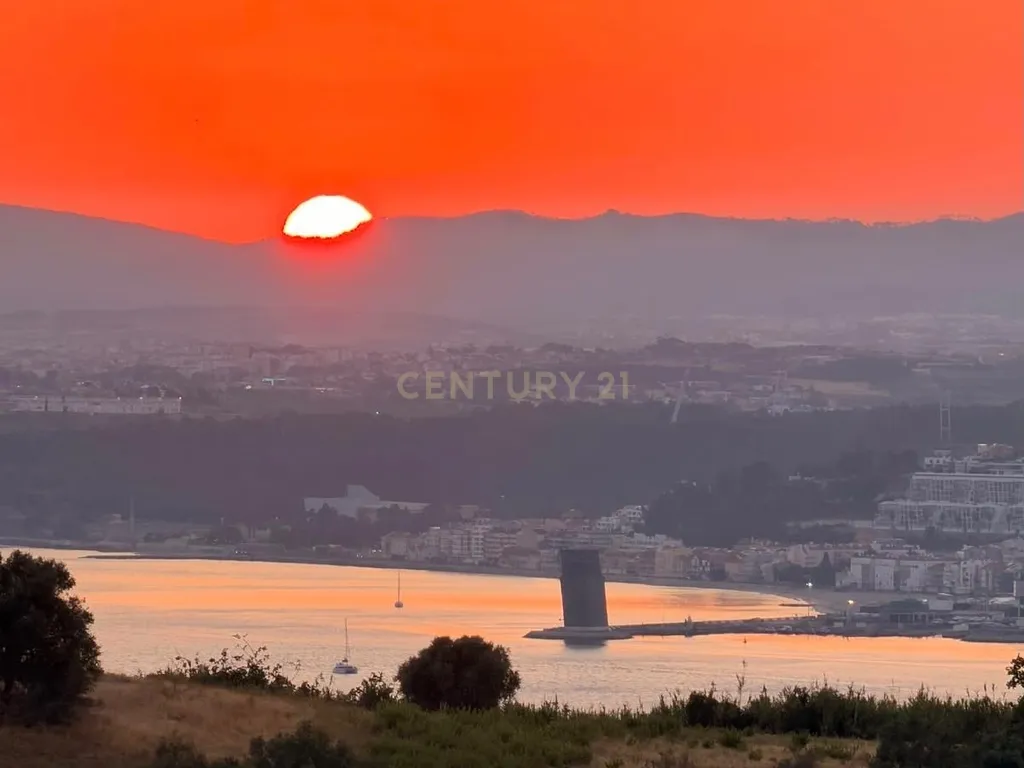 Apartamento T2 com Vista Fantástica sobre o Rio Tejo, Estacionamento e Arrecadação – Caparica, Almada - Image 34
