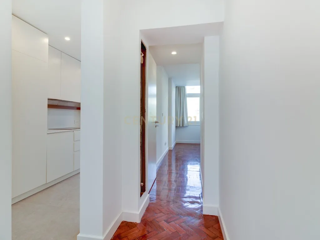 T3 TOTALMENTE RENOVADO COM VARANDA DE 21 m² NO CAMPO PEQUENO – LISBOA - Image 7