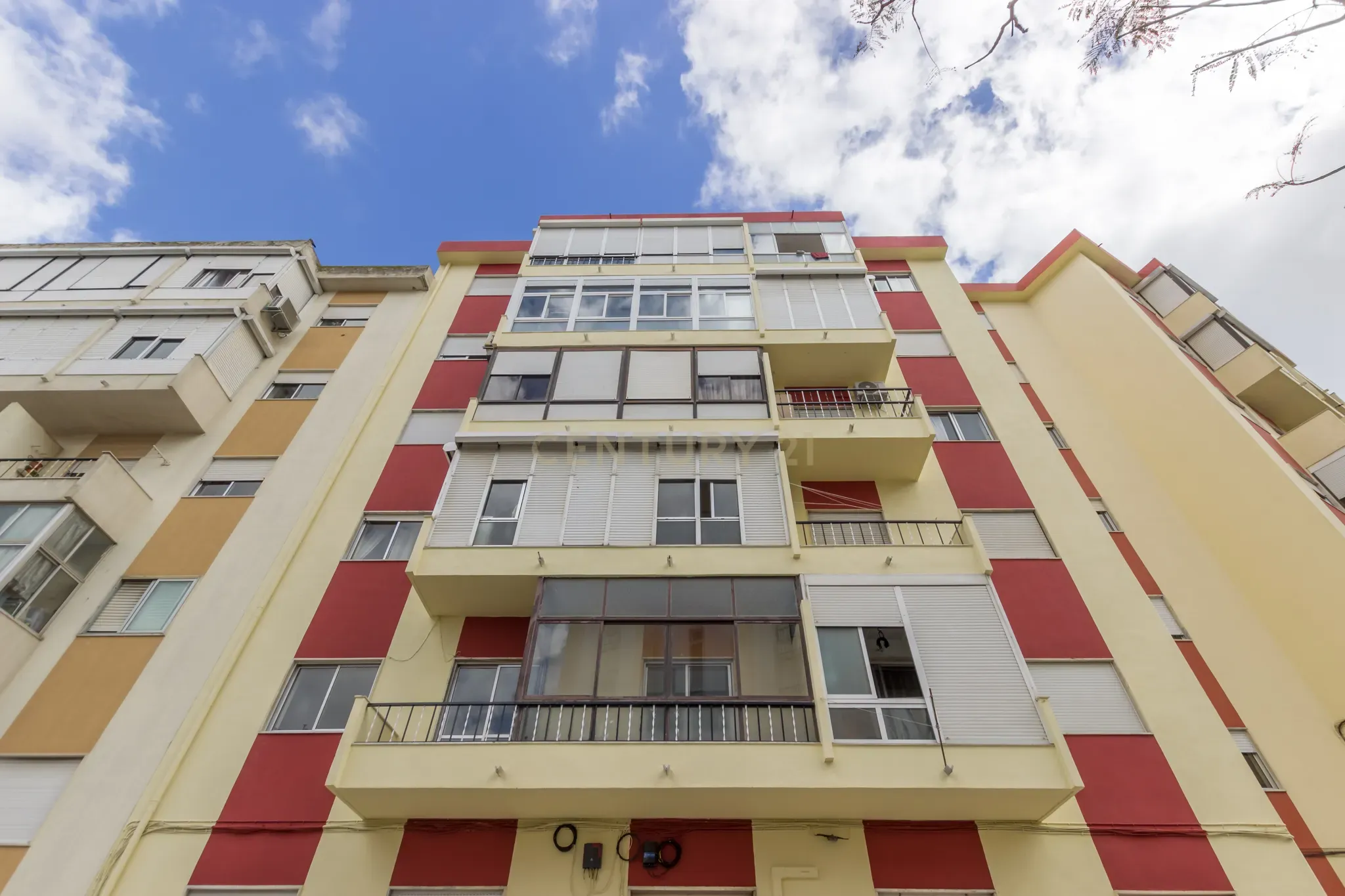 Apartamento T3 em Barreiro com Excelente Localização e Luz Natural - Image 1