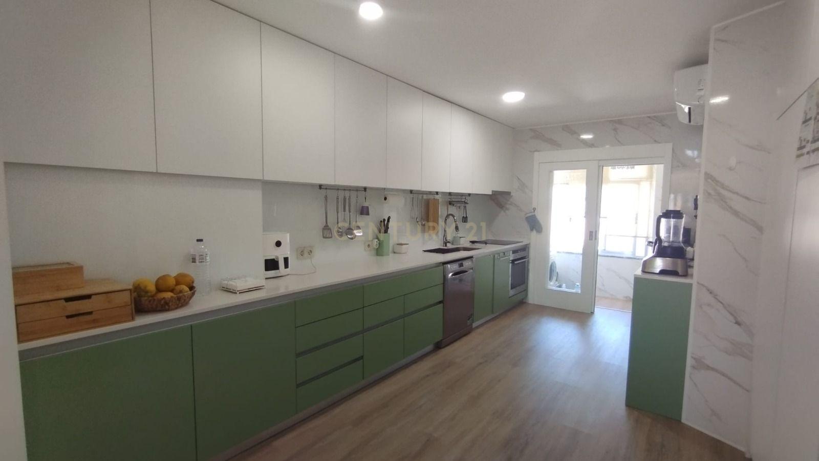 Fotografia 3 de Apartamento T3 em muito bom estado com box, Valbom