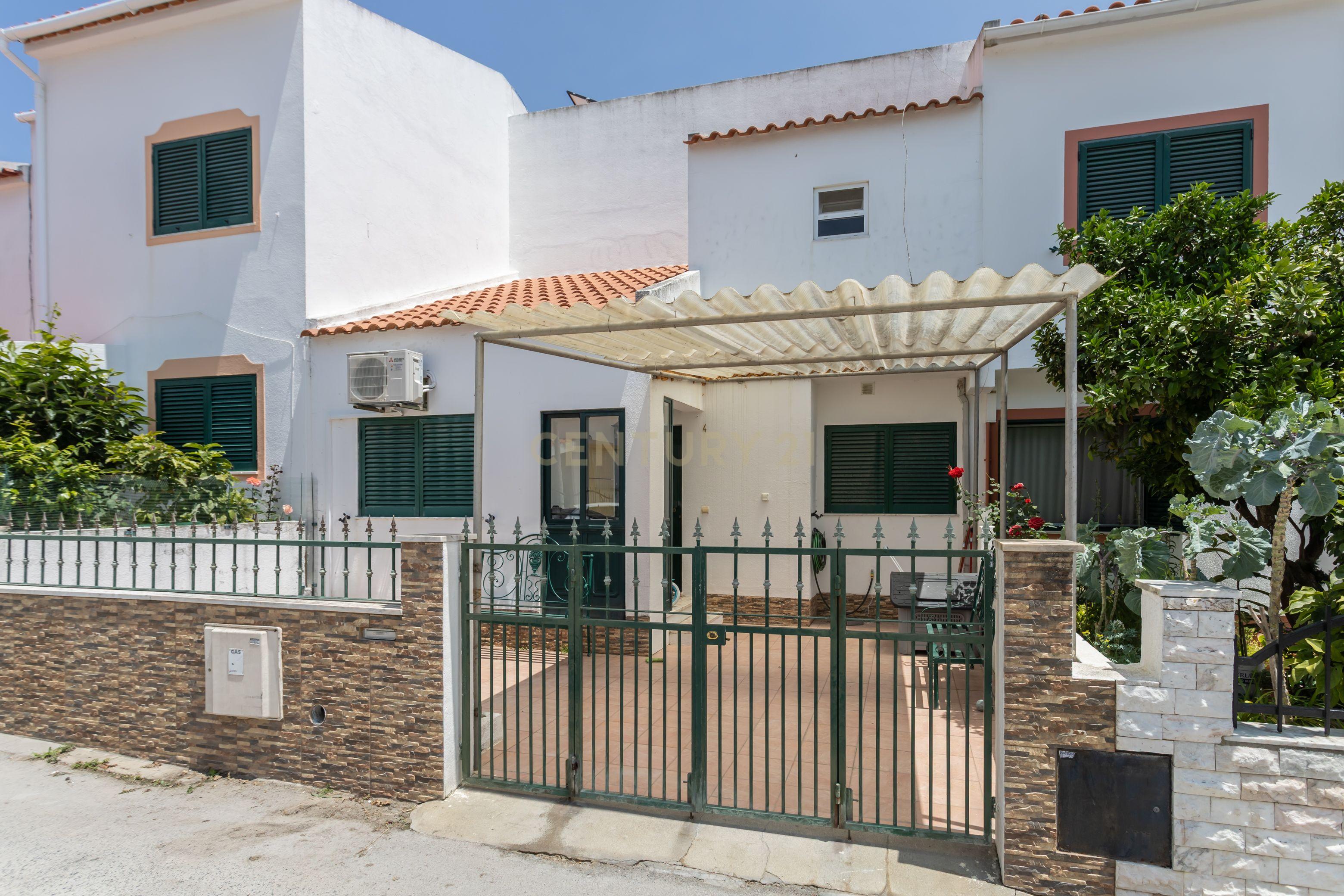 Moradia T3 Renovada com Painéis Solares, Ar Condicionado e 2 Logradouros | Manteigadas - Setúbal - Image 1