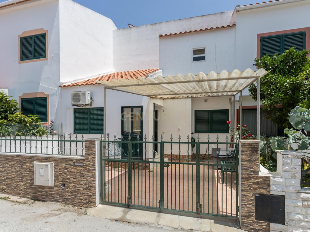 Moradia T3 Renovada com Painéis Solares, Ar Condicionado e 2 Logradouros | Manteigadas - Setúbal - Image 1