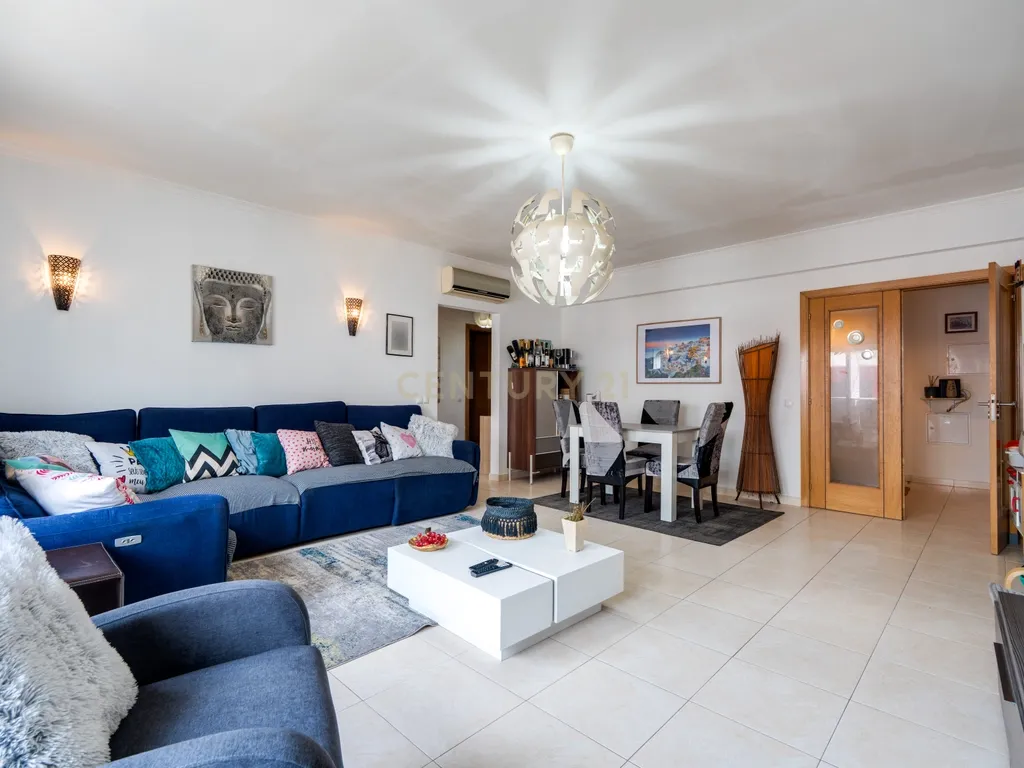 T2 com 99m², varanda generosa e 2 lugares de garagem em Silves - Image 1
