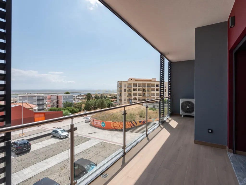 T3 com vista rio, box para 4 carros | Póvoa de Santa Iria - Image 2
