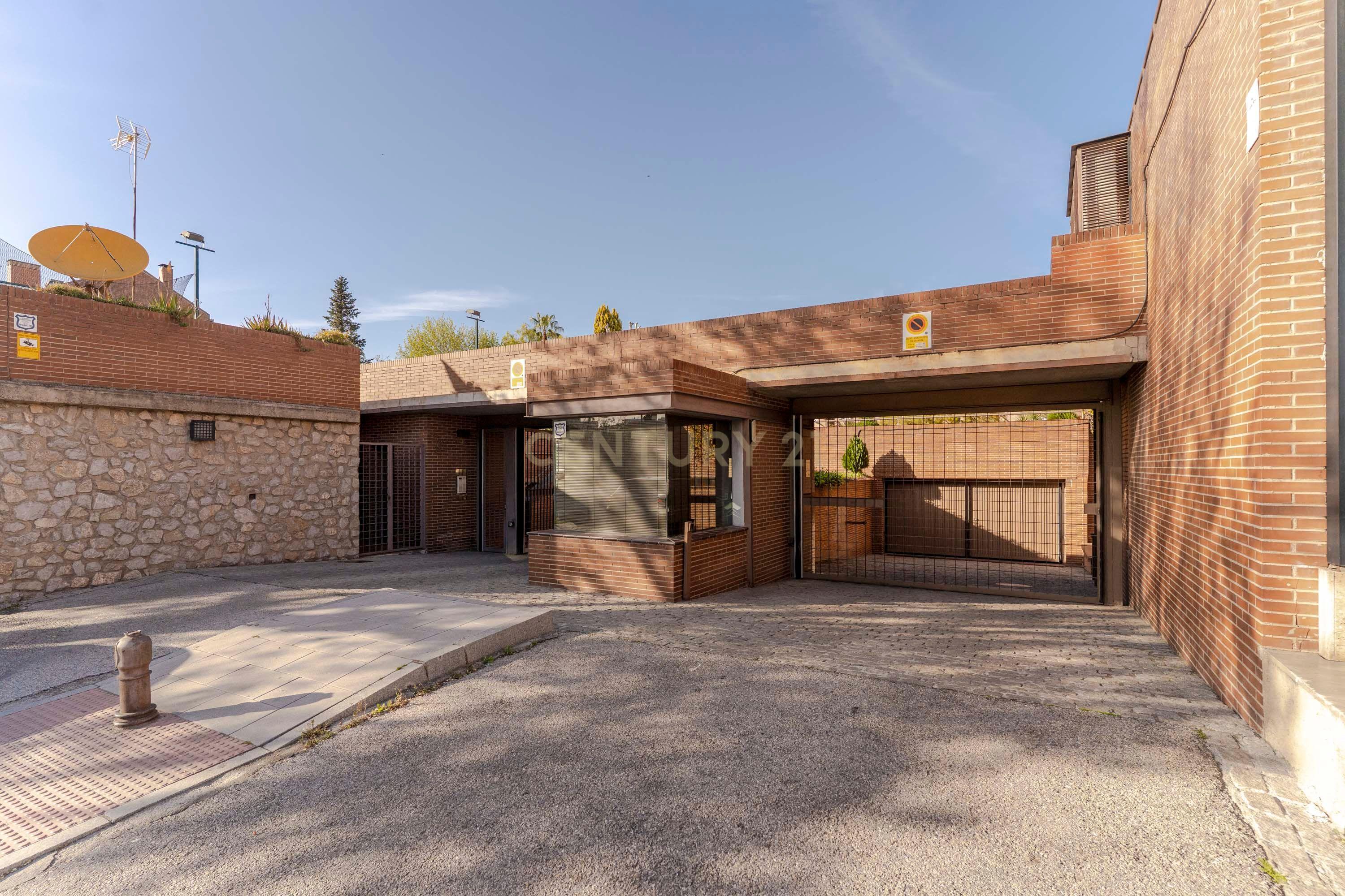 Apartamento Renovado em Granada com Garagem e Segurança - Image 19