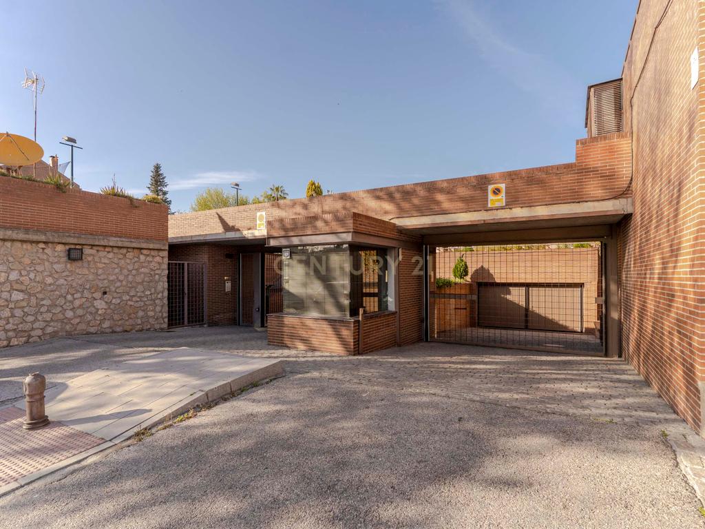 Apartamento Renovado em Granada com Garagem e Segurança - Image 19
