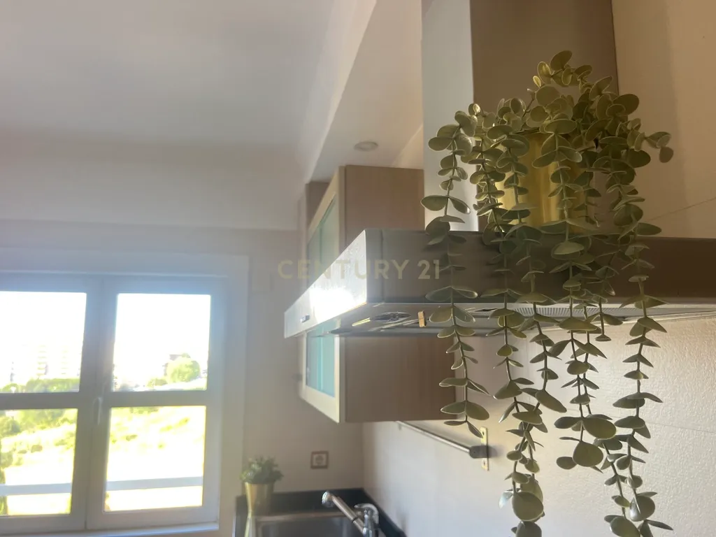 T2 com parqueamento e arrecadação - Casas do Lago Serra de Carnaxide Amadora - Image 4