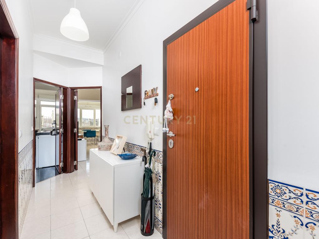 Apartamento T2 em Linda-a-Velha – Remodelado com Terraço e Excelente Localização - Image 8