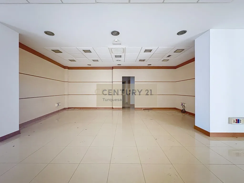Amplo local comercial em Benalmádena, Málaga, com excelente localização - Image 4