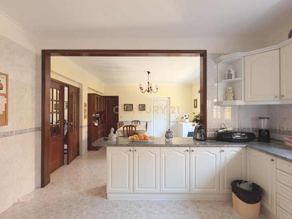 Moradia T4 Isolada com Jardim e Garagem em Olalhas – Tomar - Image 10