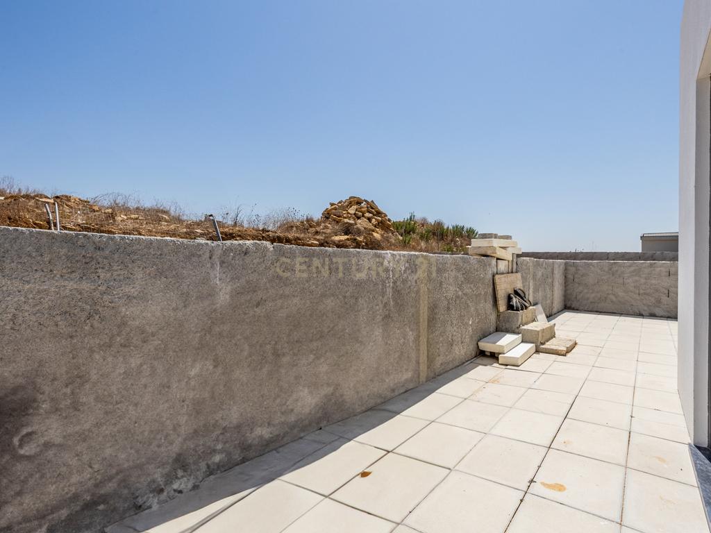 Moradia T3 Nova com vista desafogada em  Vialonga - Image 31