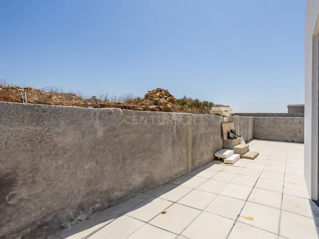 Moradia T3 Nova com vista desafogada em Vialonga - Image 31