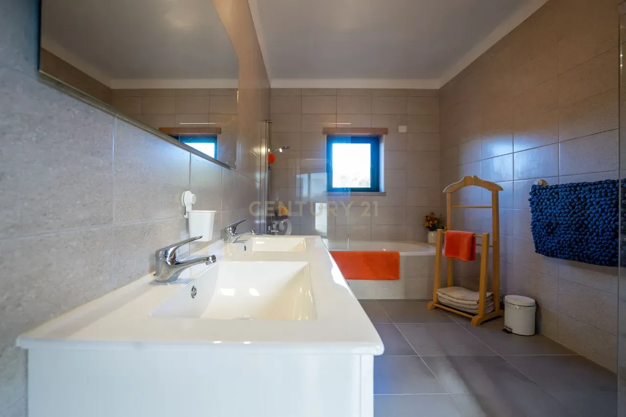 Moradia T4 de qualidade em estado novo com varanda coberta, piscina, terraço, jardim,canil,garagem dupla e vistas boas numa localização sossegada - Image 55