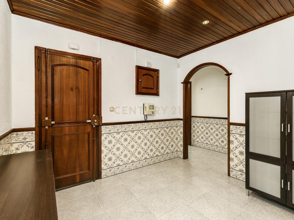 T2 para Arrendamento no Casal do Cotão, Agualva-Cacém — Último Andar com Vista Desafogada e Excelentes Acessos - Image 1