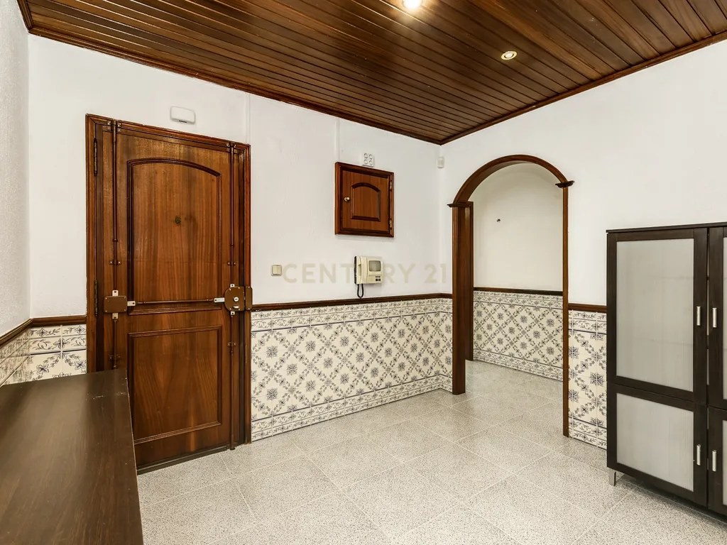 T2 para Arrendamento no Casal do Cotão, Agualva-Cacém — Último Andar com Vista Desafogada e Excelentes Acessos - Image 1