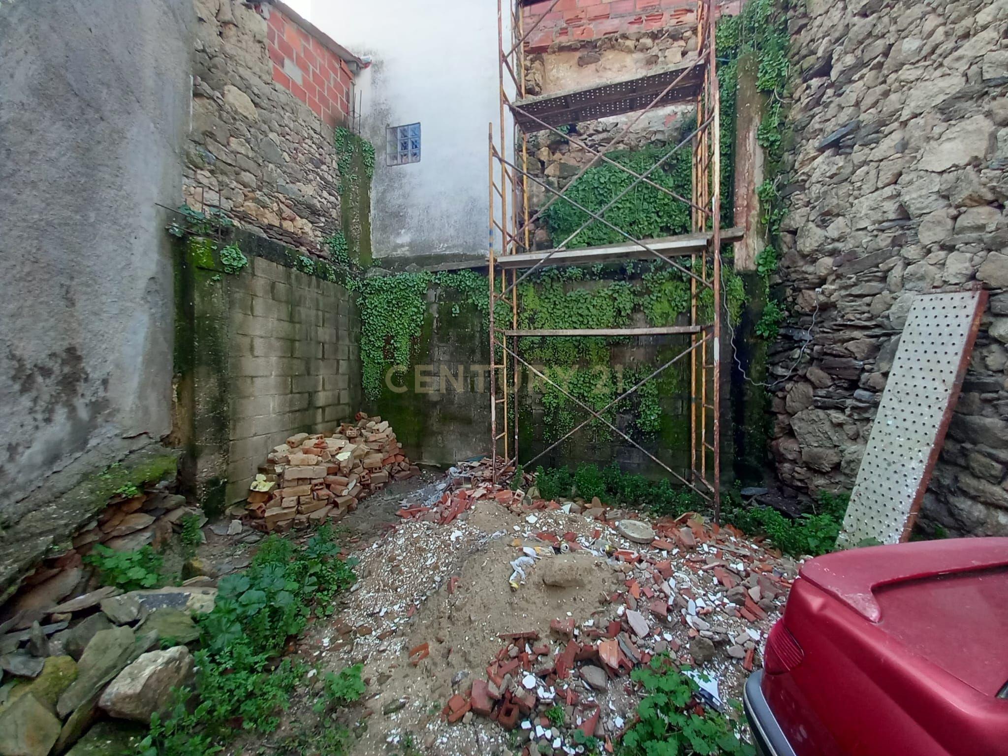 Moradia Com 2 pisos e quintal Ladoeiro - Image 14