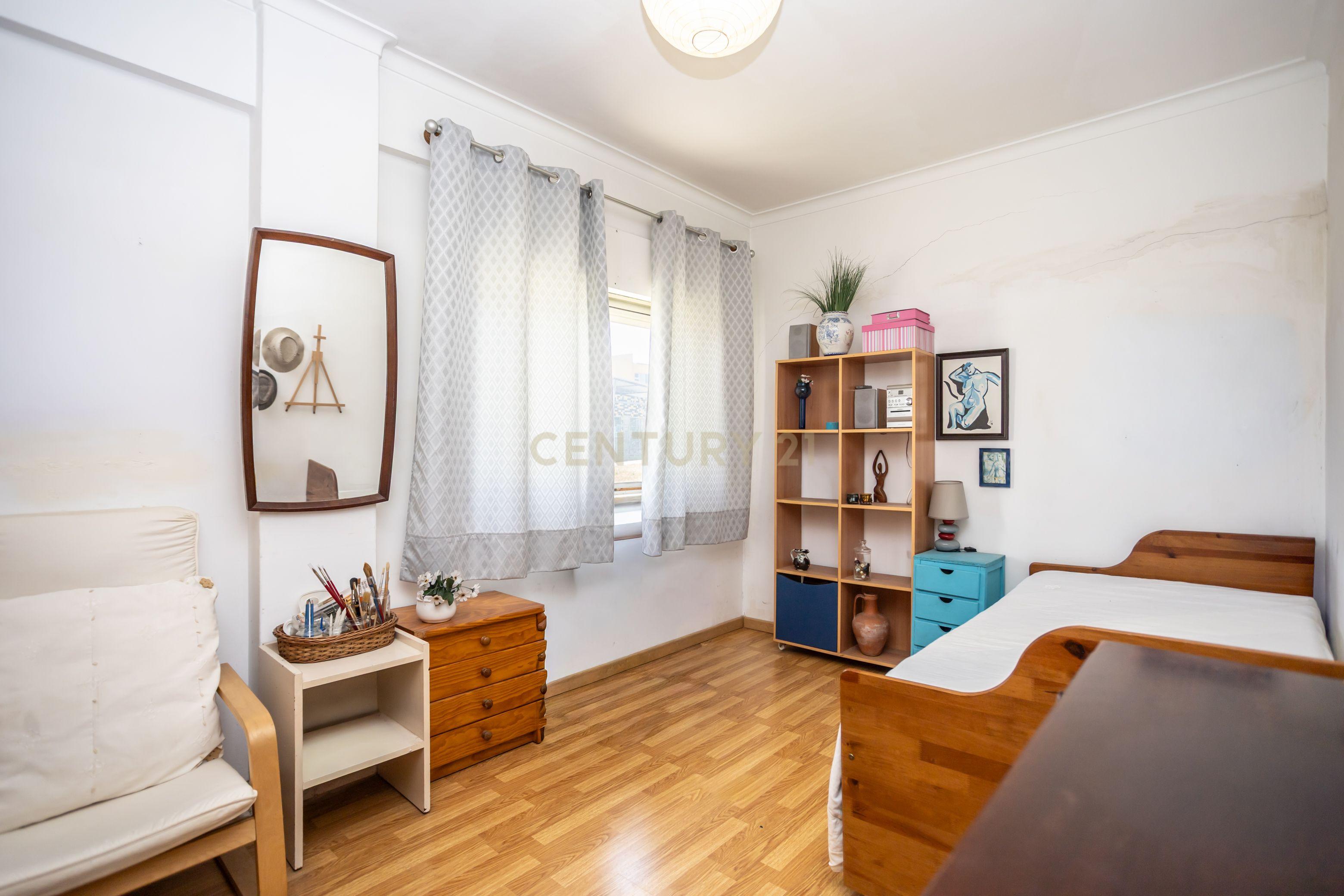 Fotografia 9 de T2 com Excelente Potencial de Investimento na Arrentela, Seixal