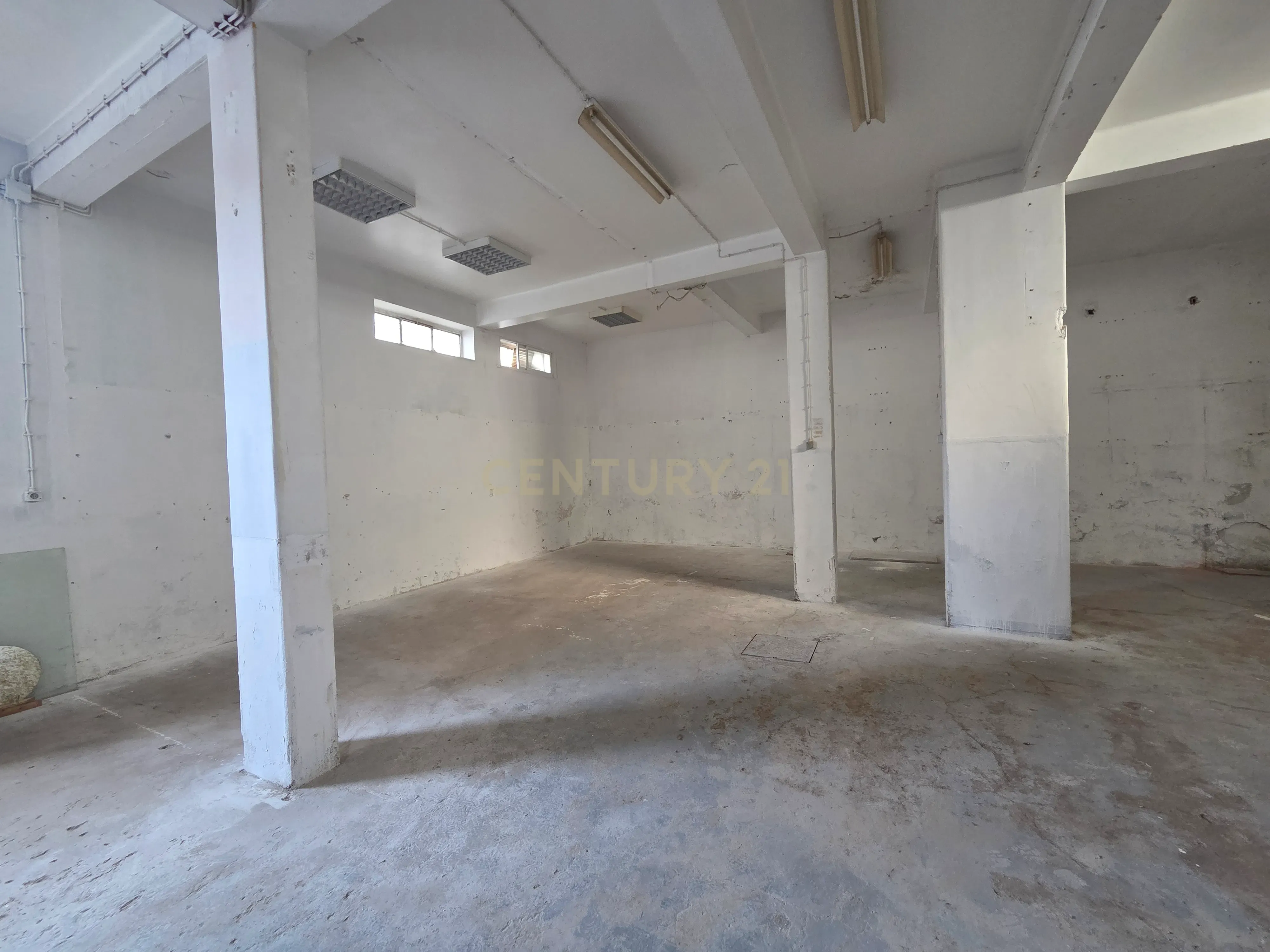 Fotografia 6 de Armazém com 160 m² para investimento em Linda-a-Velha