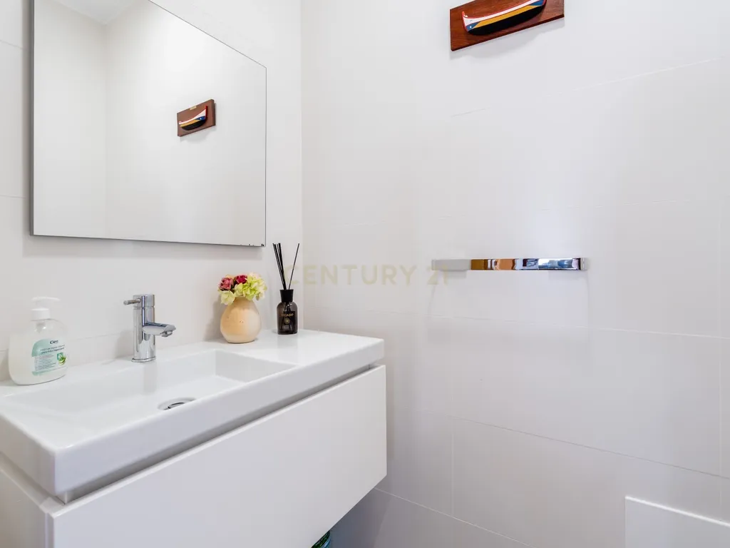Apartamento T2+1 novo, design moderno, central, a 250metros da Praia de Armação de Pêra - Image 13