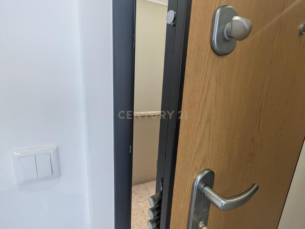 Apartamento T1 Remodelado no Centro da Amadora - Image 14