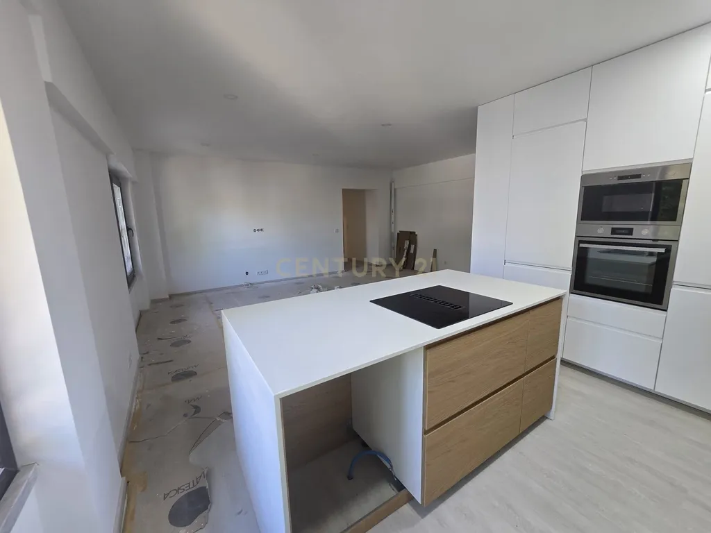 Apartamento T3 em Almada Rua Ramiro Ferrão - Image 2