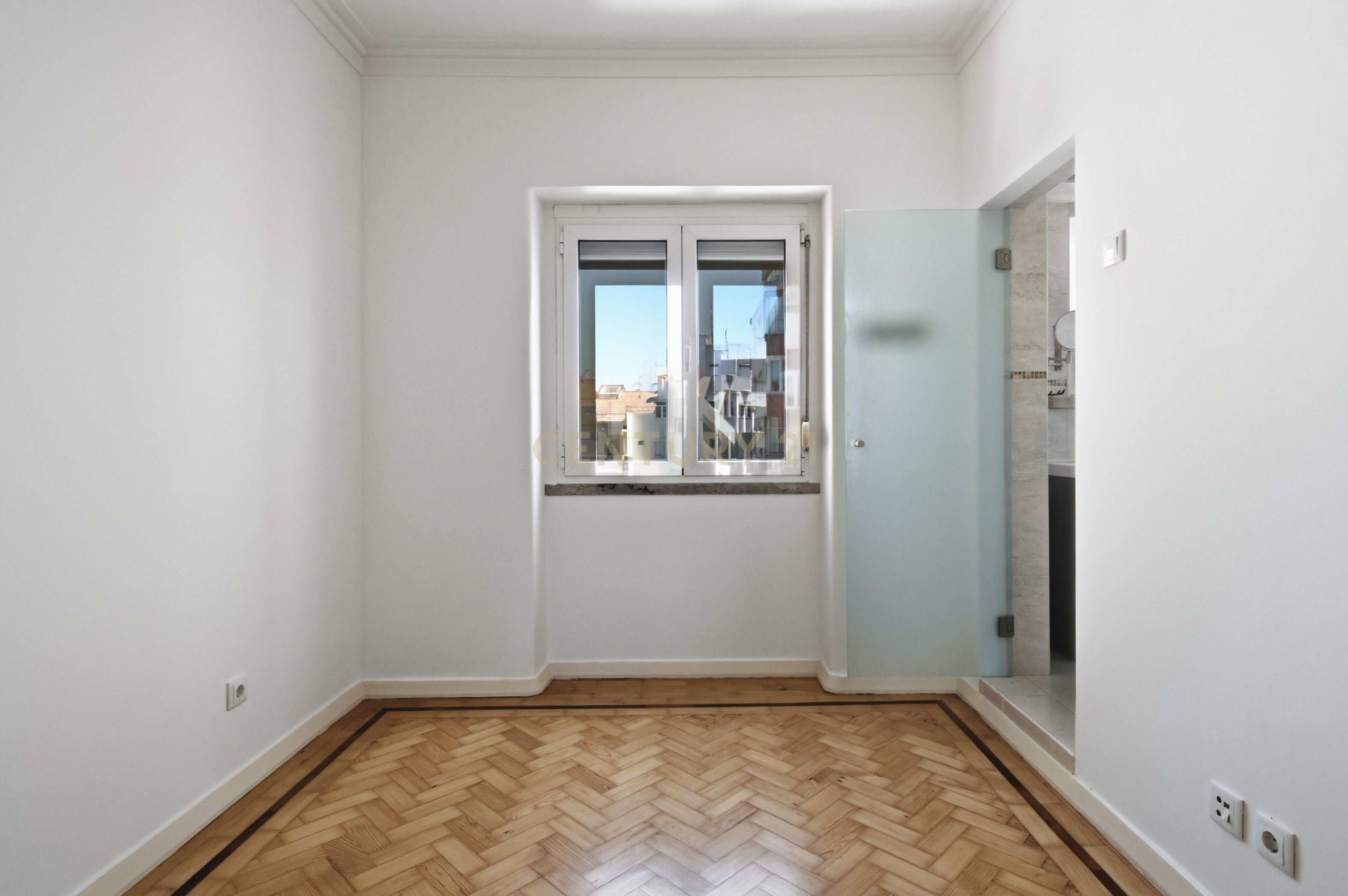 Fotografia 5 de Excelente T3 com Potencial T4 para Arrendamento na Avenida Óscar Monteiro Torres - Lisboa
