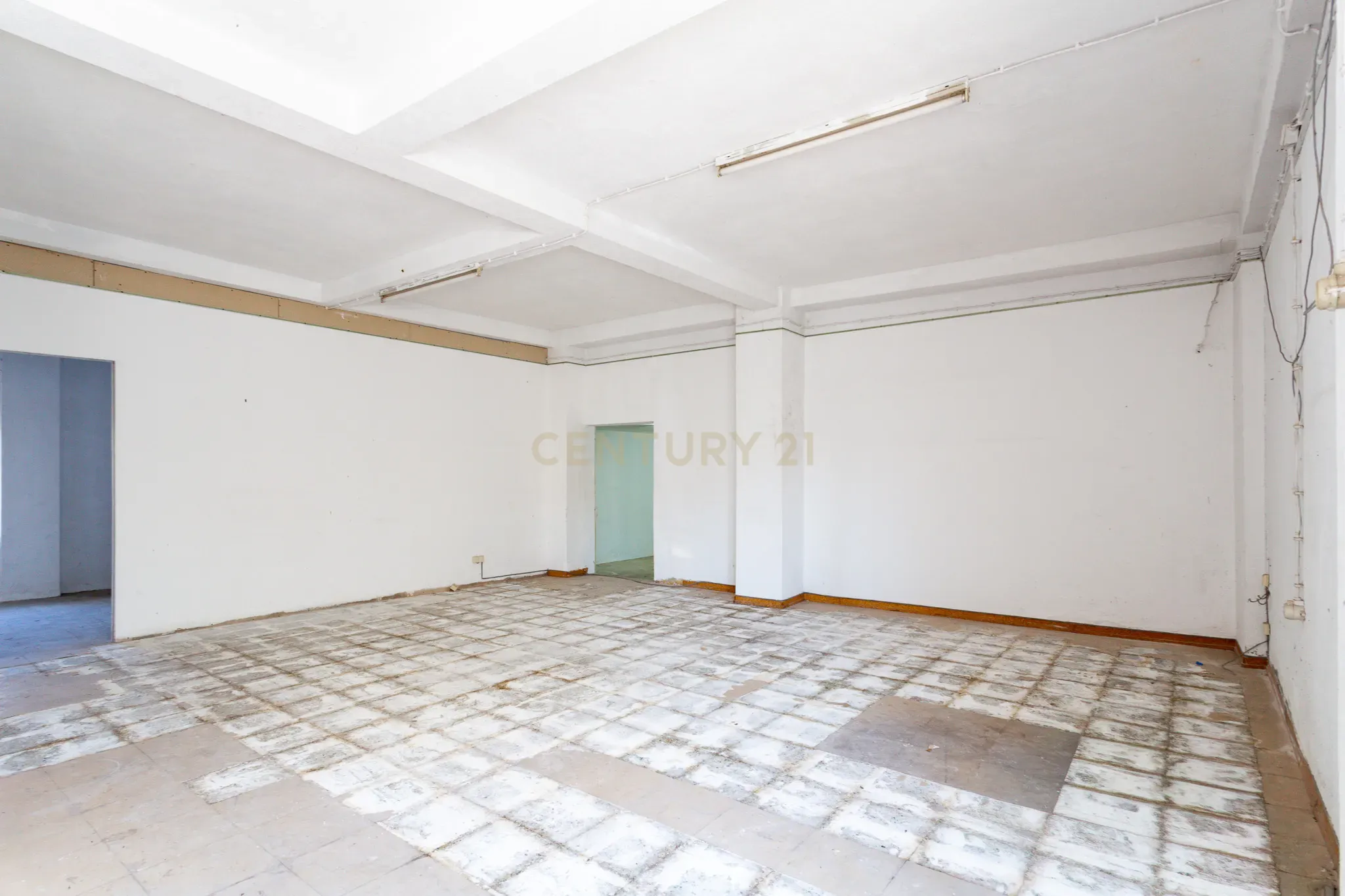 Fotografia 3 de Loja com 61 m² no Bairro do Miratejo – Catujal
