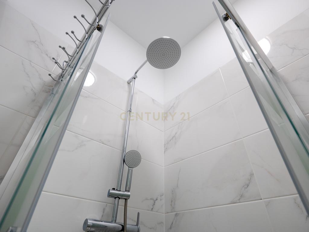 Apartamento T2 renovado em Portimão com varanda, 2 casas de banho e marquise espaçosa - Image 13