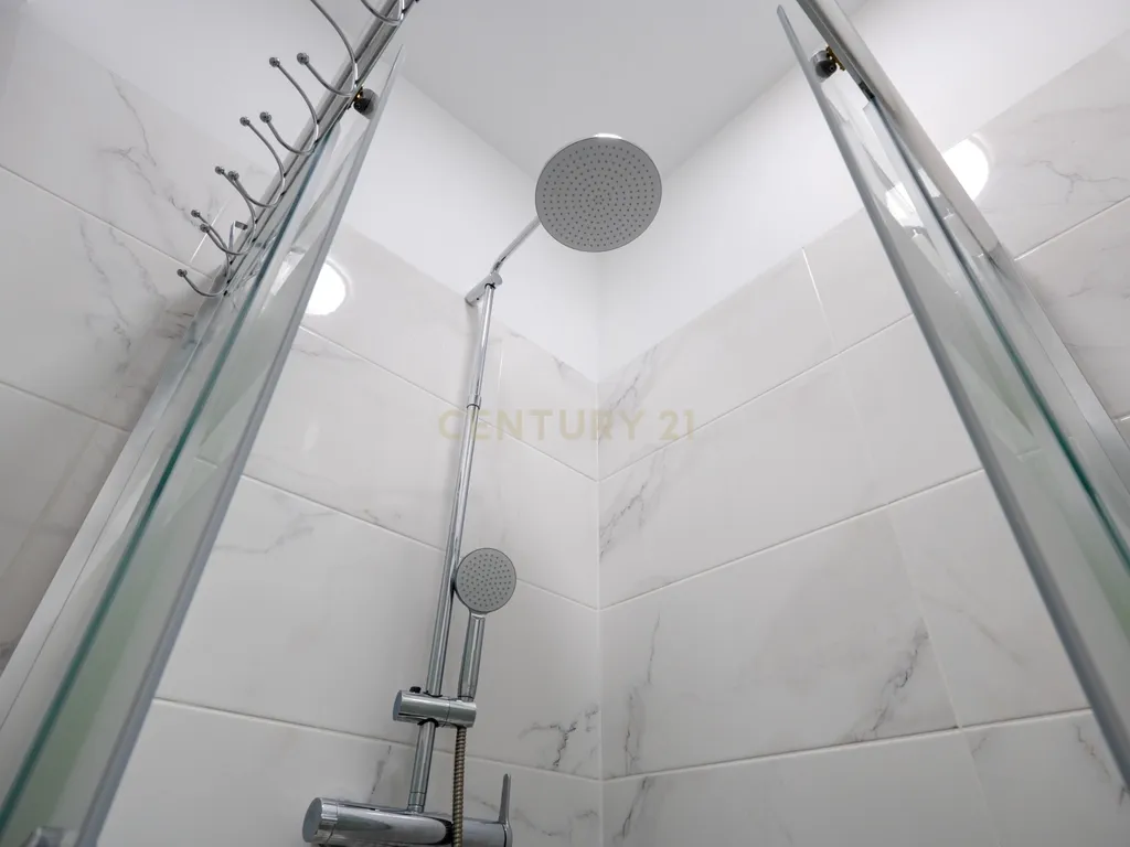 Apartamento T2 renovado em Portimão com varanda, 2 casas de banho e marquise espaçosa - Image 13