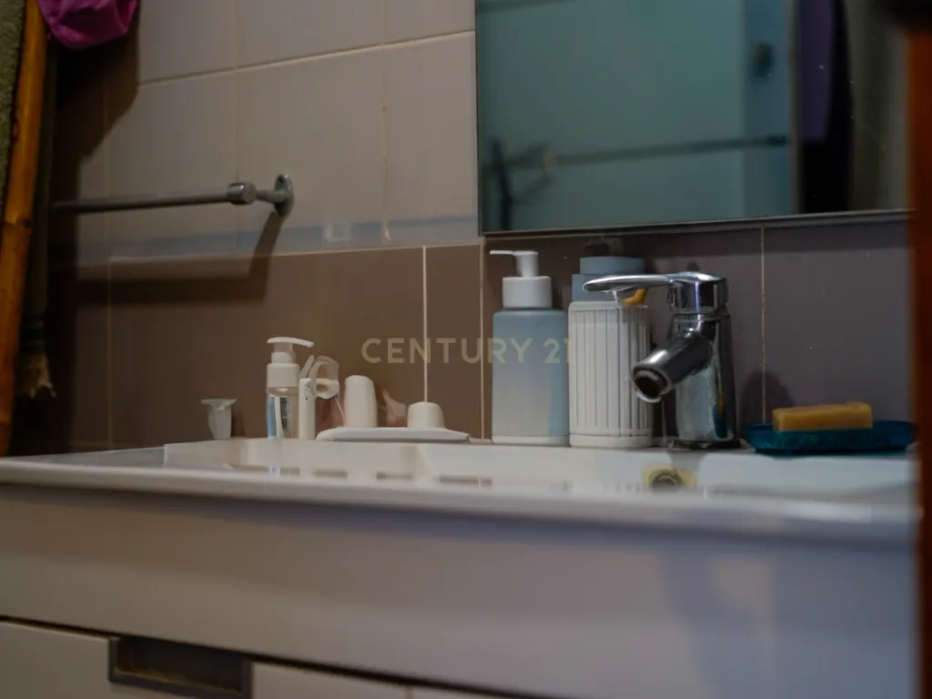 Apartamento T2 com Excelente Localização no Monte de Caparica - Image 12
