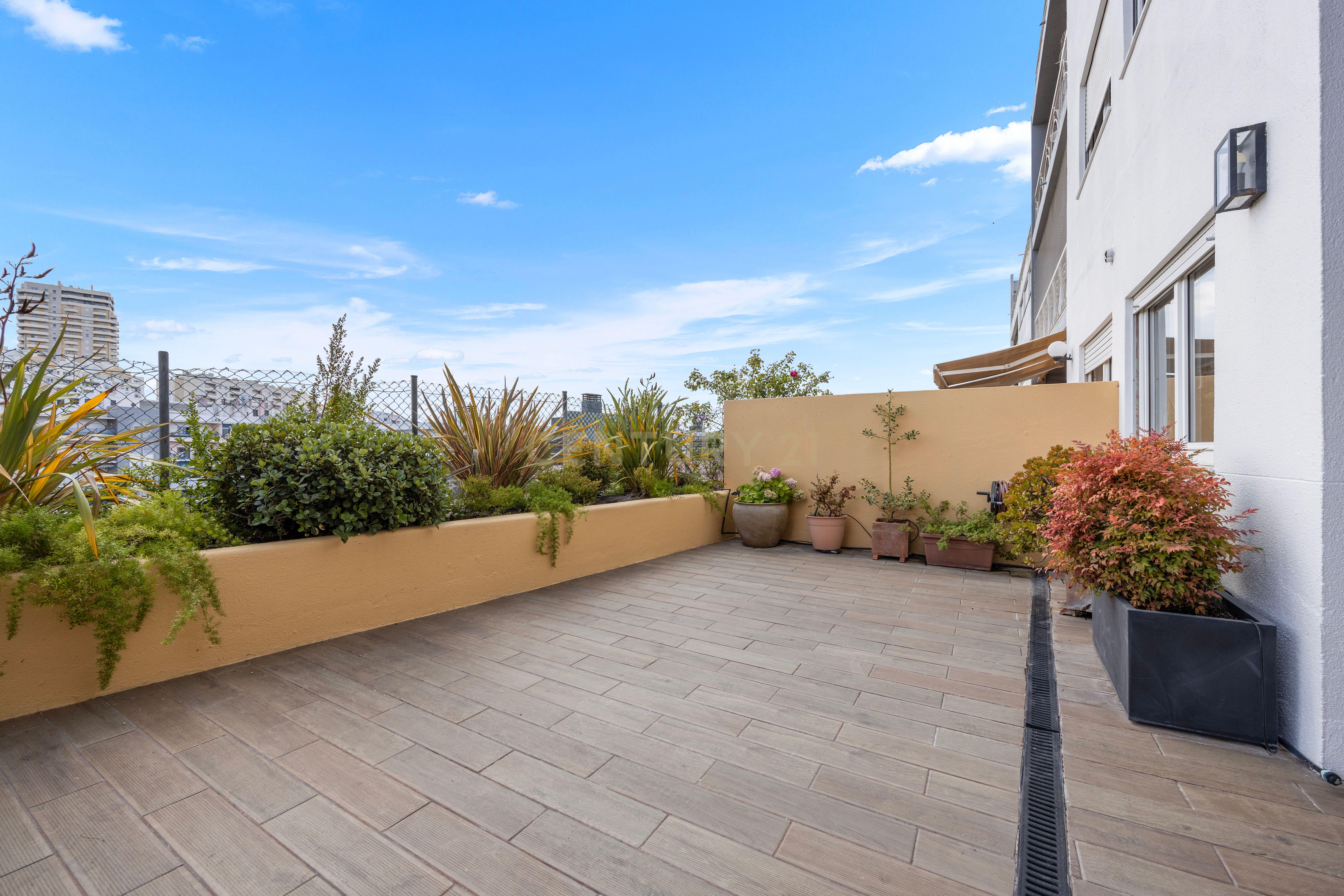 Fotografia 7 de T3 com Terraço de cerca de 70m2 e 2 lugares de estacionamento junto a Miraflores