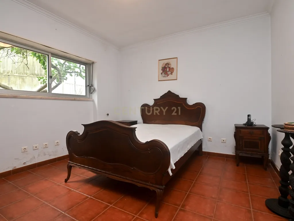 Moradia de gaveto com jardim, sotão e anexo - Porto Salvo (Oeiras) - Image 15